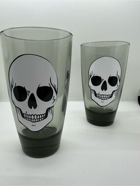 Smoky Gray Skull Drinking Tumbler
